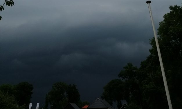 Onweer boven Rouveen en Staphorst, Shelf cloud te zien