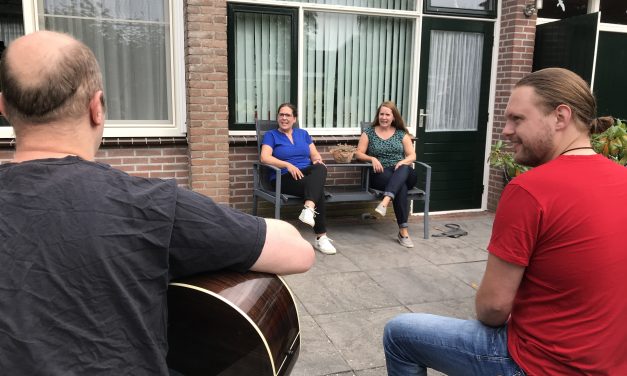 Twee zussen in het zonnetje gezet