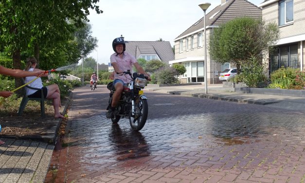 Auto, Motoren en Brommers uit lang vervlogen tijden racen door Staphorst