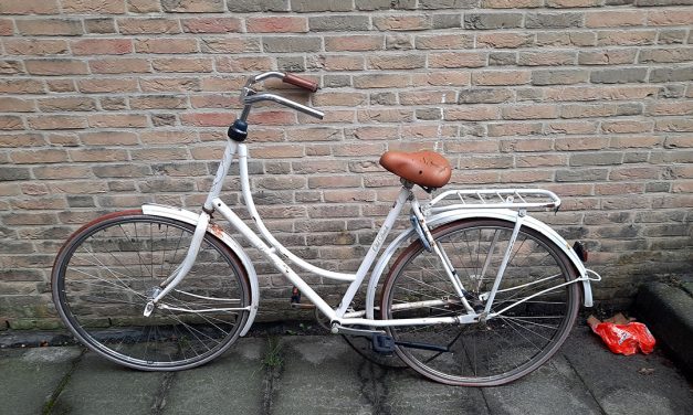 Van wie is deze witte meisjesfiets?