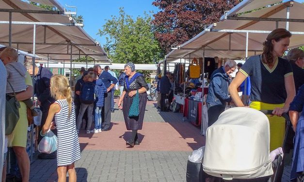Verkoopdag Adullam op het marktplein