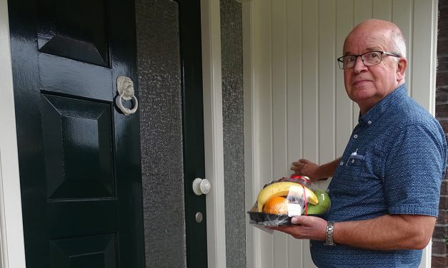 De Zonnebloem deelt fruitbakjes met kaartjes uit