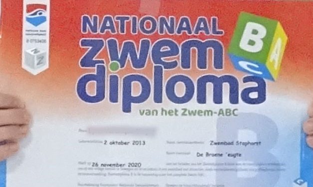 Zwembad reikt A en B diploma’s uit