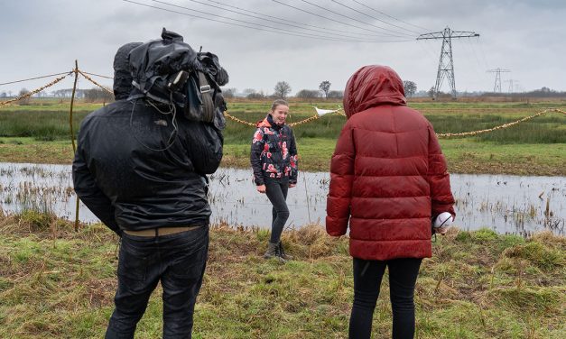 Tine maakt met haar dorp Rouveen de langste pindaketting ter wereld (vandaag in het jeugdjournaal)