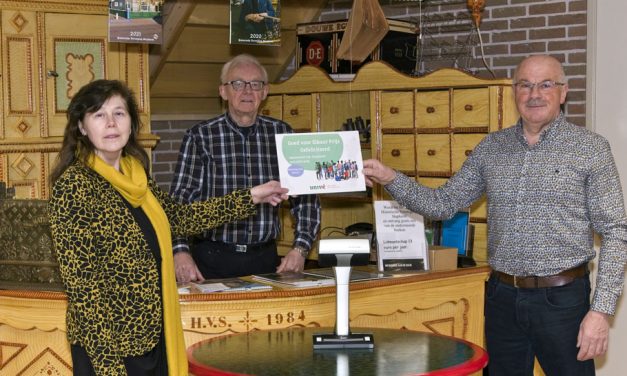 Historische Vereniging Staphorst ontvangt een cheque van Univé Stad en Land