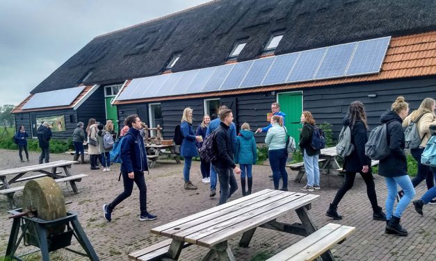 Studenten Hogeschool Viaa op excursie bij infocentrum de Veldschuur