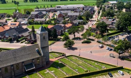 Klok op kerktoren Rouveen krijgt nieuw uurwerk