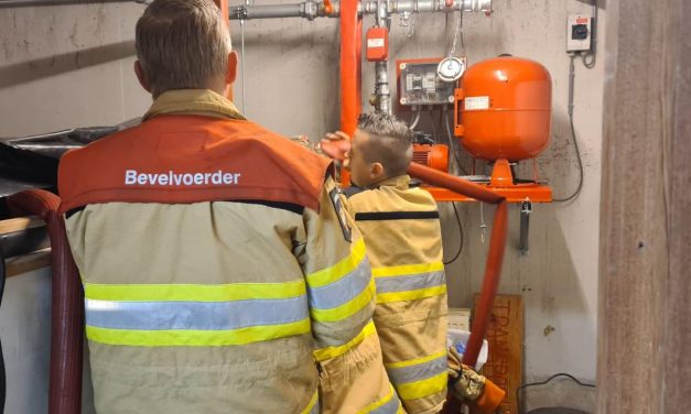 Brandweer pompt 9000 liter weg bij Meesters Tweewielers na lek opvangbak vuurwerkkluis