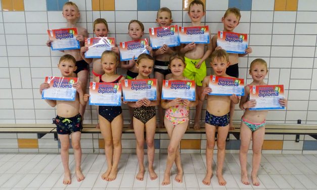 Zwembad reikt 12 B-Diploma’s uit