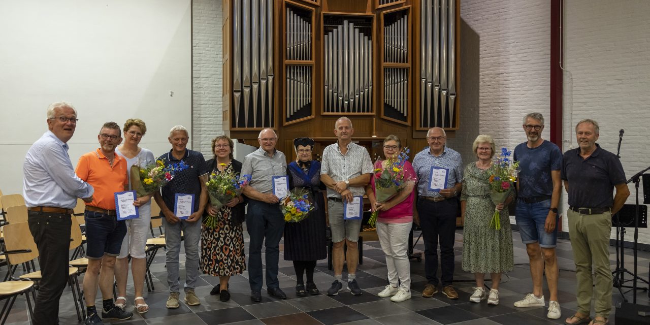 Christelijk Mannenkoor Staphorst huldigt vijf jubilarissen