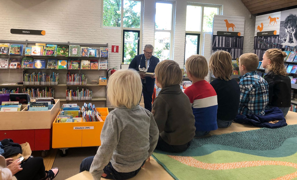 Burgemeester te gast in Bibliotheek Staphorst