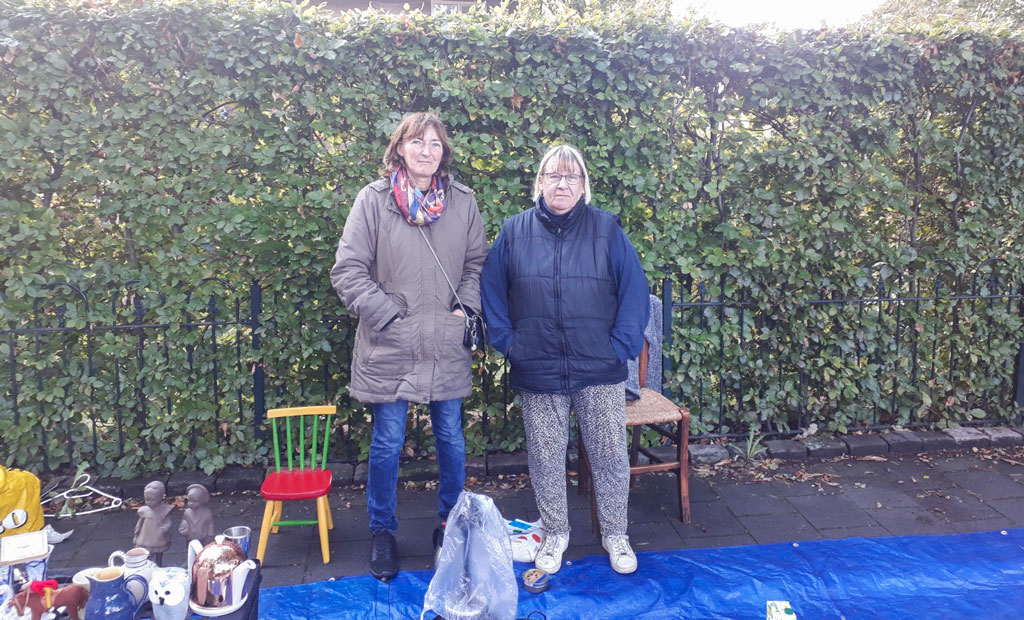 Rita (58) en Hilly (65) uit de omgeving van Zwolle staan met hun waar op de IJhorstermarkt