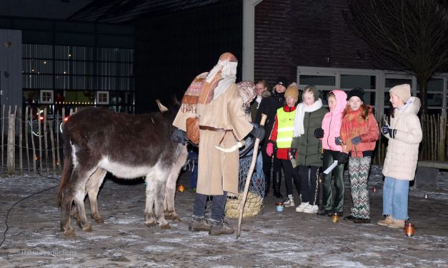 Drukte bij Kerstwandeling in Rouveen