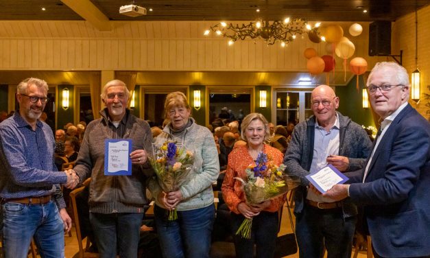 Auke Heijs en Bert Lammertsen 25 jaar lid van Christelijk Mannenkoor Staphorst