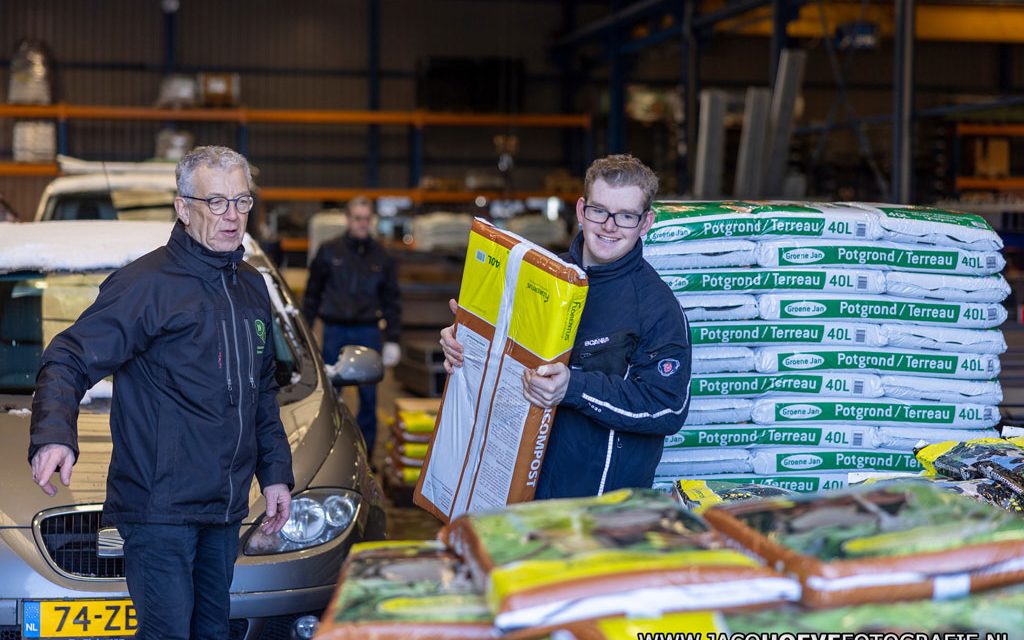 Christelijk Mannenkoor Staphorst voorziet 600 huishoudens van potgrond, compost en mestkorrels