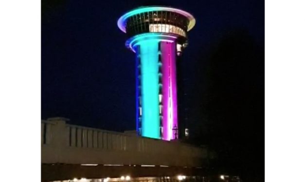 Oud-watertoren adembenemend verlicht