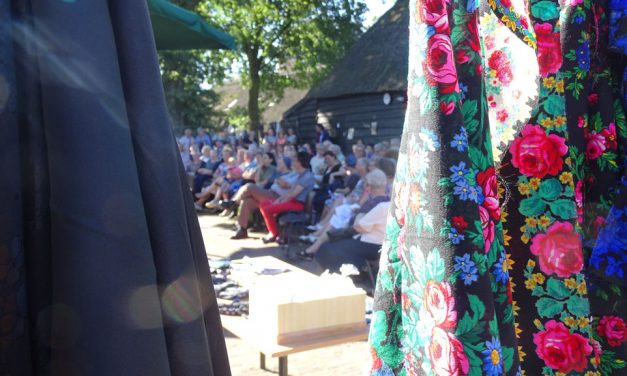 Bieden, gooien, kopen: kledingveilingen bij Museum Staphorst 