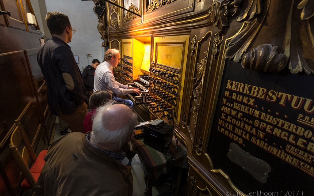 Organist Harm Hoeve verzorgt Jan-Zwart-herdenking