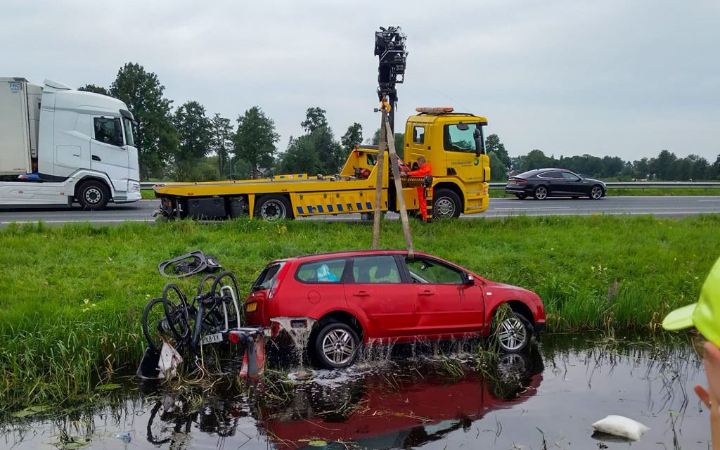 Auto rijdt A28 af de sloot in