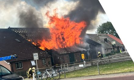 Uitslaande brand woning Gemeenteweg (Foto update)