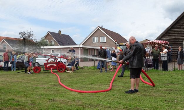 Oud Rood acteert op 1e Staphorstdag met brandweermaterieel uit vervlogen tijden