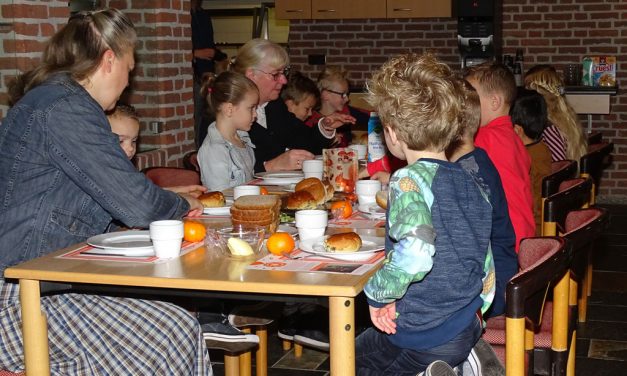 Nationaal Schoolontbijt in Staphorster raadszaal