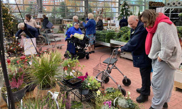 De Zonnebloem bezoekt Intratuin Zwolle in Kerstsfeer