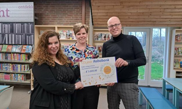 Bibliotheek Staphorst ontvangt Rabo-cheque voor verduurzaming huisvesting