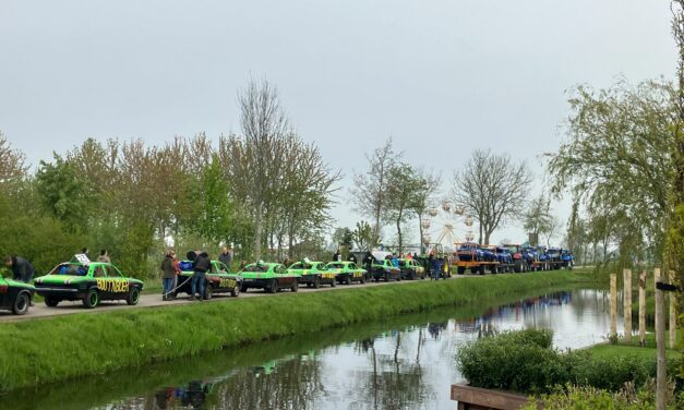 In optocht naar het “rodeo”-terrein voor de jaarlijkse “crash”