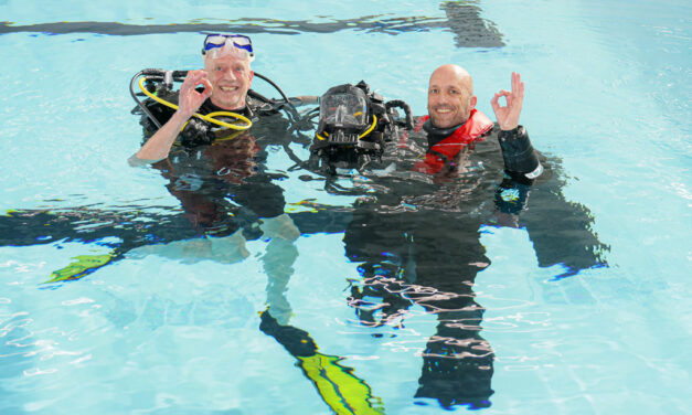 Brandweer doneert duikapparatuur aan Stichting Waterlicht