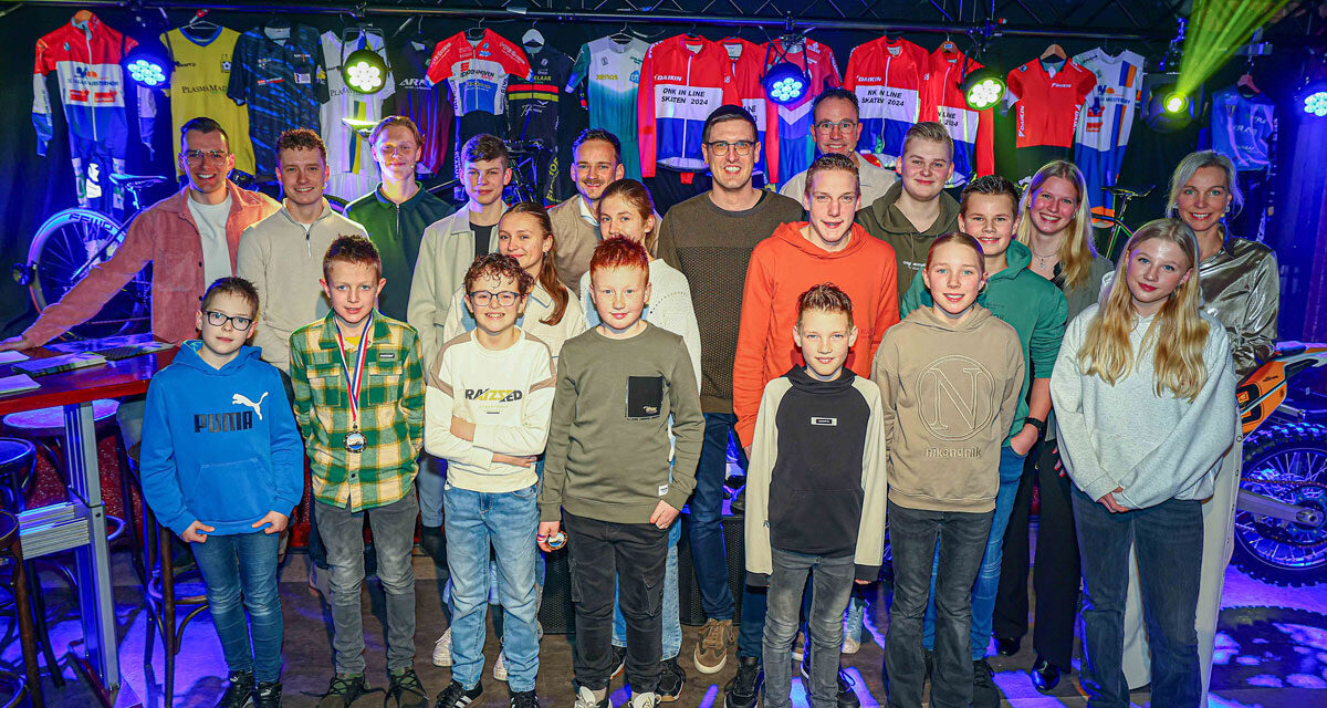 Staphorst viert sportief succes: kampioenen gehuldigd
