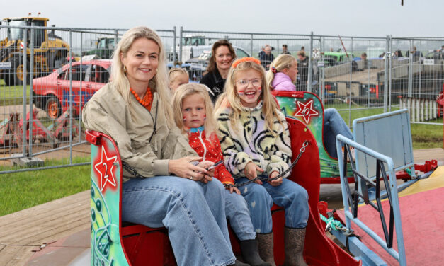 Koningsdag 2025 Rouveen: spellenterrein en voorbereidingen op de autorodeo (Foto’s)