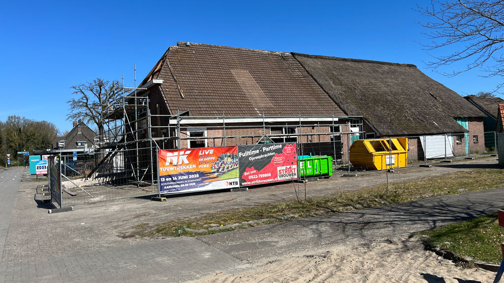 Reuring bij bakker Klompie pand aan de Rijksweg