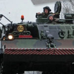 Defensie test rupsvoertuig op Staphorster klei