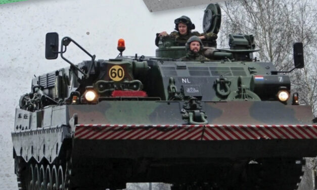 Defensie test rupsvoertuig op Staphorster klei