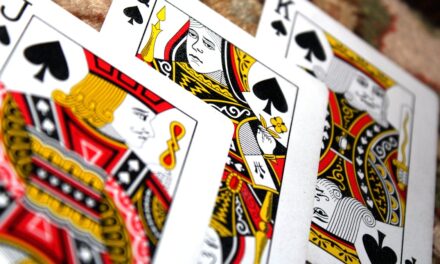 Waarom sommige pokerprofs zweren bij live spelen boven online tafels