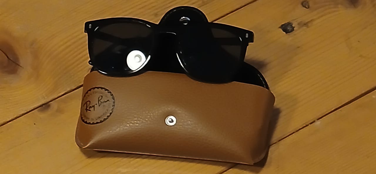 Gevonden, Ray-Ban zonnebril