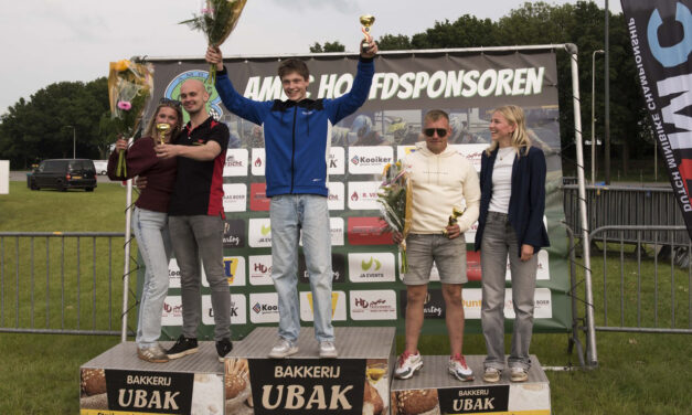 Mika Tiemens doet aan klantenbinding tijdens thuisrace