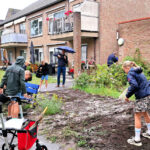Kinderen zaaien bloemen rond De Berghorst