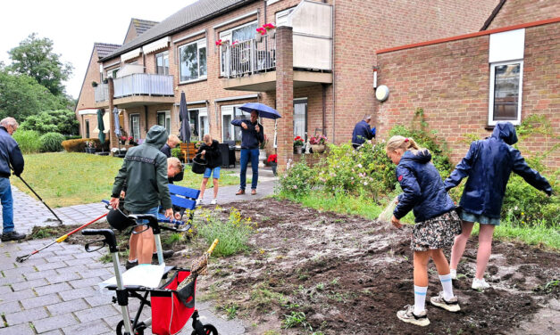 Kinderen zaaien bloemen rond De Berghorst