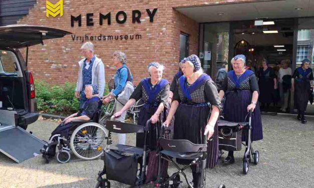 De Zonnebloem afd. Staphorst met de bus naar het Vrijheidsmuseum in Nijverdal