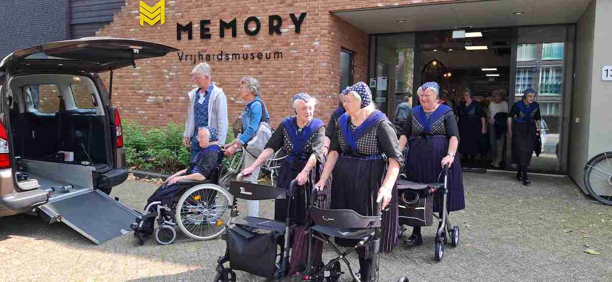 De Zonnebloem afd. Staphorst met de bus naar het Vrijheidsmuseum in Nijverdal