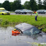 Auto te water na onwelwording op A28 bij Staphorst