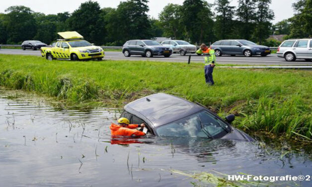 Auto te water na onwelwording op A28 bij Staphorst