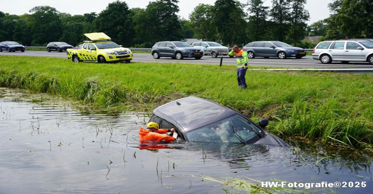 Auto te water na onwelwording op A28 bij Staphorst