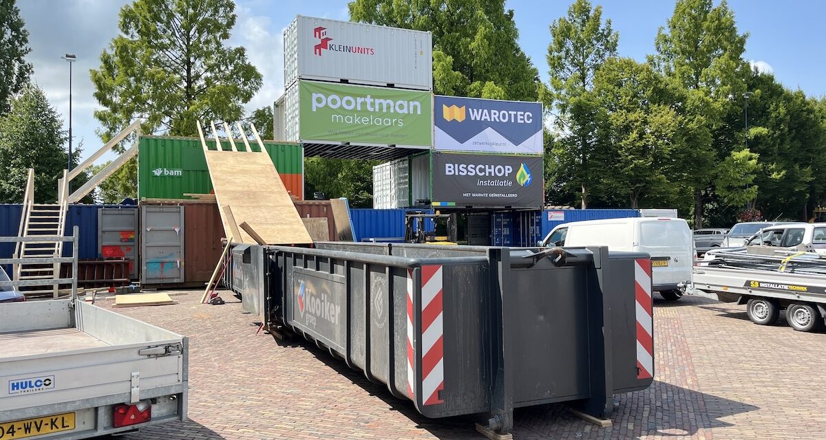 Reuring op marktplein, SAS-week in opbouw
