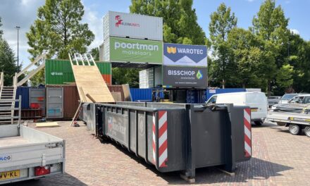 Reuring op marktplein, SAS-week in opbouw