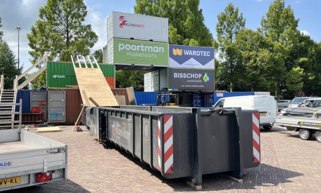 Reuring op marktplein, SAS-week in opbouw