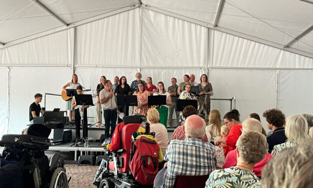 1000+ bezoekers eerste Sing-in op marktplein Staphorst