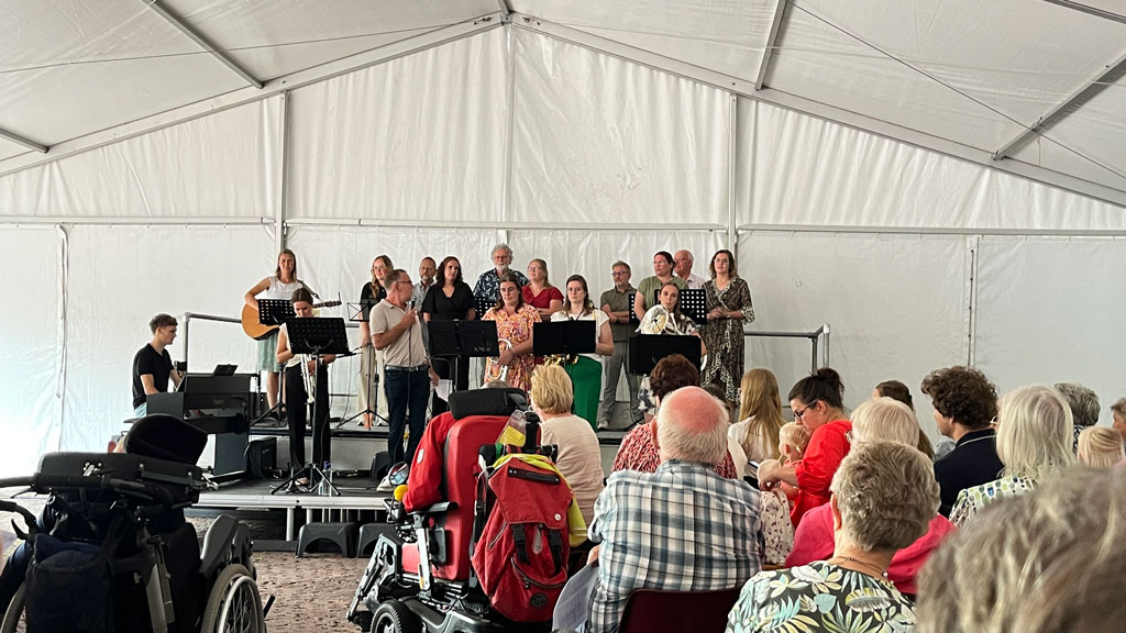 1000+ bezoekers eerste Sing-in op marktplein Staphorst